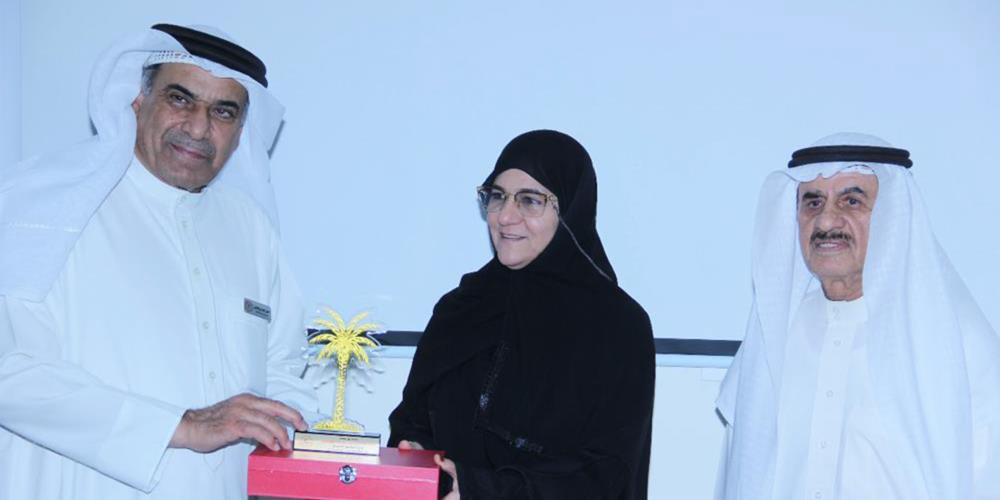 بمناسبة يوم المرأة البحرينية لعام 2022 جمعية البحرين لرعاية الوالدِين تكرم الأستاذة سلوى الكوهجي